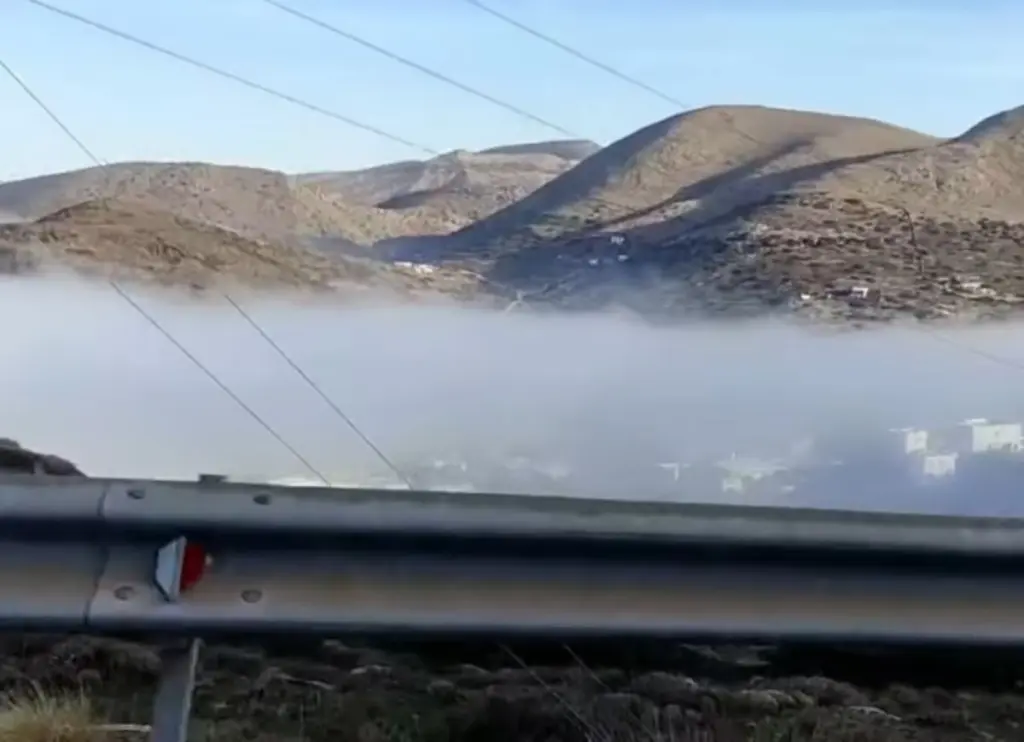Ένα εντυπωσιακό πέπλο ομίχλης “σκέπασε” τη Σύρο – Φοβερές εικόνες