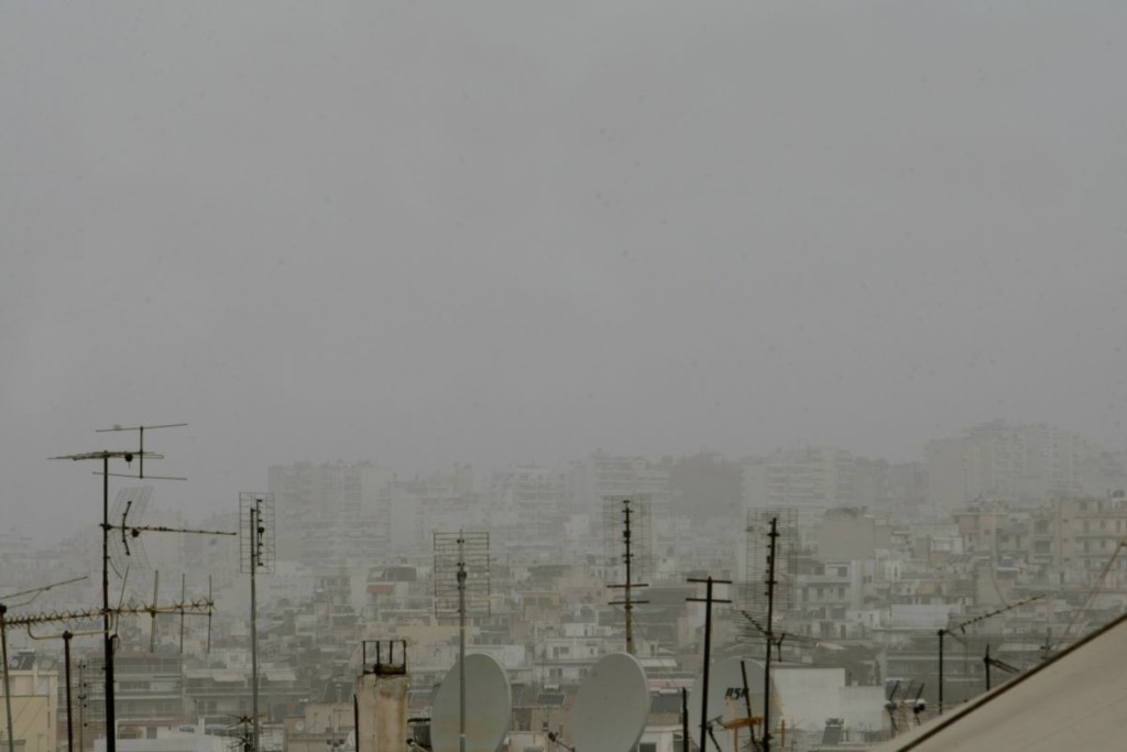 Πυκνή ομίχλη πάνω από την Αττική – Προβλήματα στο αεροδρόμιο και πρωτοφανείς εικόνες (vids)