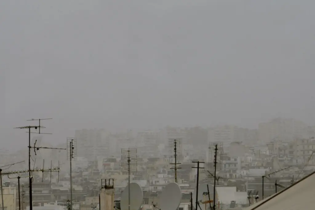 Πυκνή ομίχλη πάνω από την Αττική – Προβλήματα στο αεροδρόμιο και πρωτοφανείς εικόνες (vids)