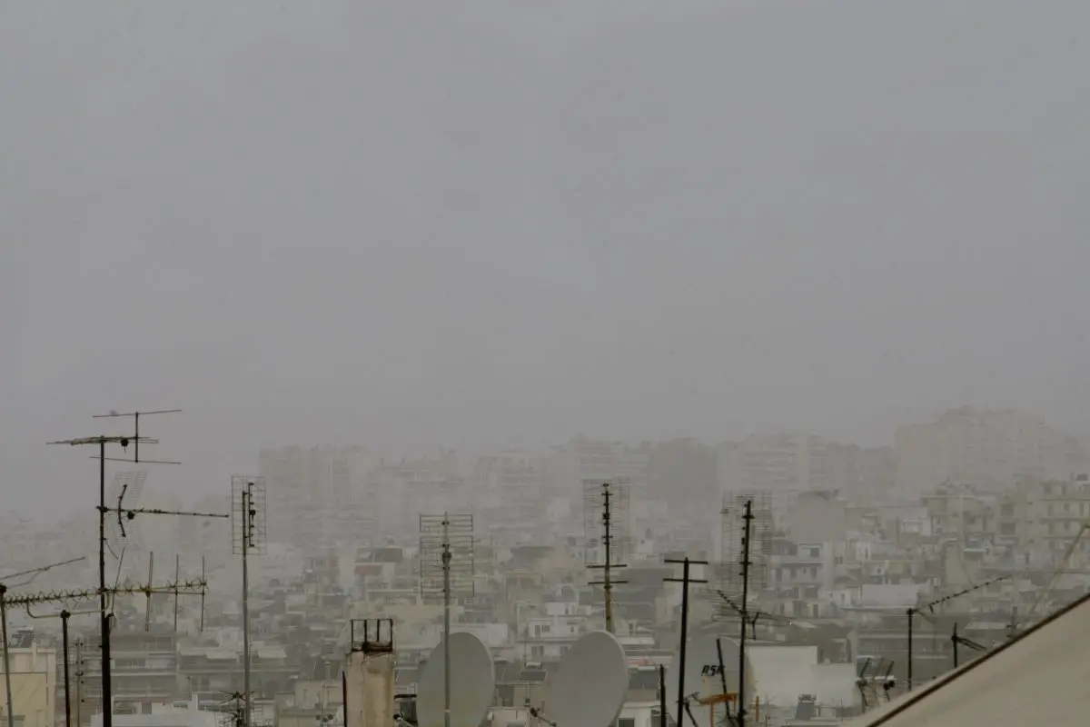 Πυκνή ομίχλη πάνω από την Αττική – Προβλήματα στο αεροδρόμιο και πρωτοφανείς εικόνες (vids)