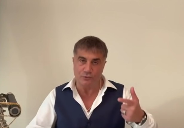 Ο Σεντάτ Πεκέρ βάζει τα πράγματα στη θέση τους για τις απειλές κατά της Ελλάδας – “Ούτε χαρταετό…”