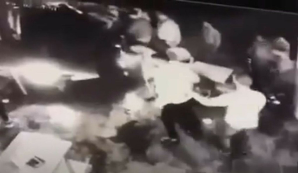 Άγριο ξύλο σε μαγαζί στο Ρέθυμνο για το πιστοποιητικό εμβολιασμού – “Μπούκαρε” μέχρι και τζιπ (vid)
