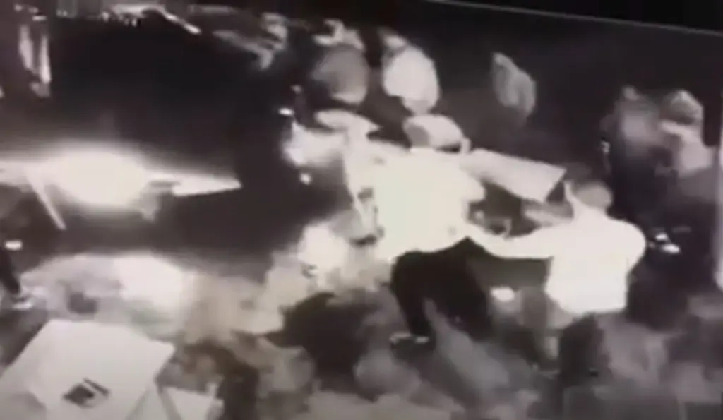 Άγριο ξύλο σε μαγαζί στο Ρέθυμνο για το πιστοποιητικό εμβολιασμού – “Μπούκαρε” μέχρι και τζιπ (vid)