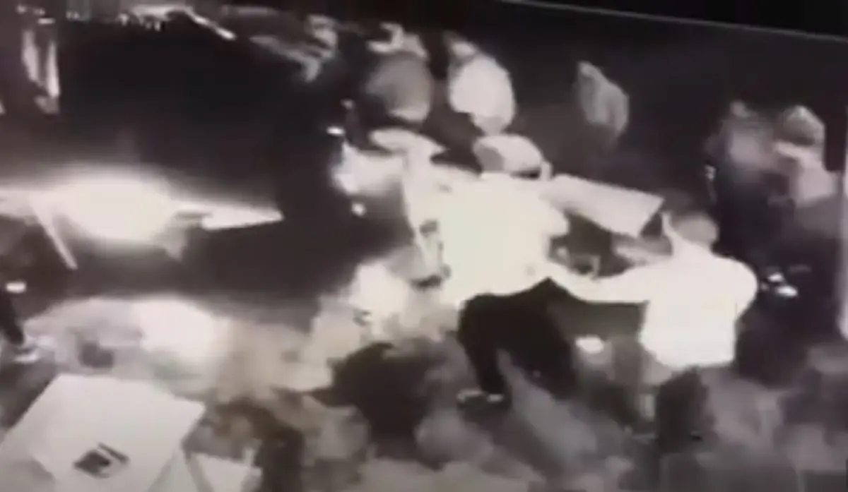 Άγριο ξύλο σε μαγαζί στο Ρέθυμνο για το πιστοποιητικό εμβολιασμού – “Μπούκαρε” μέχρι και τζιπ (vid)