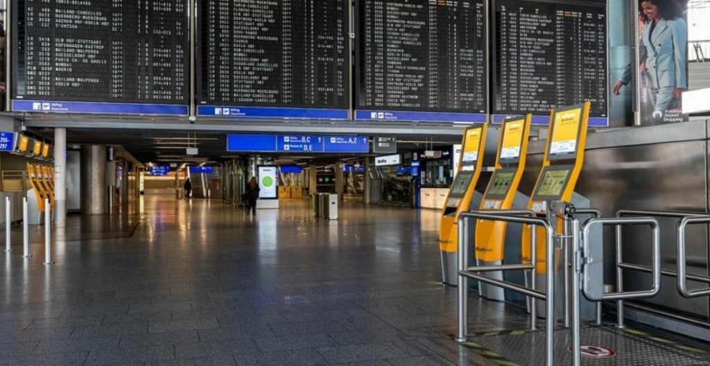 Η μετάλλαξη Όμικρον σαρώνει τον πλανήτη και φέρνει μέτρα – Ποιες χώρες κλείνουν τα σύνορα