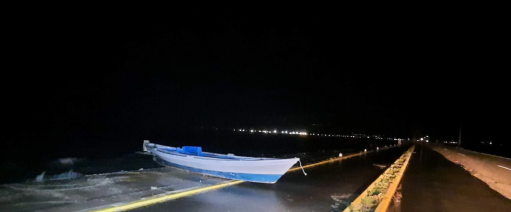 Οι ισχυροί άνεμοι στο Μεσολόγγι έβγαλαν τις βάρκες στη… στεριά (vid)