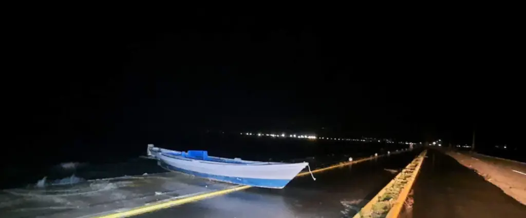 Οι ισχυροί άνεμοι στο Μεσολόγγι έβγαλαν τις βάρκες στη… στεριά (vid)