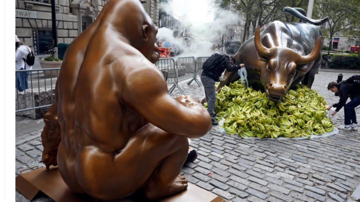 Ο μπρούντζινος γορίλας Harambe αντίκρυ στο Charging Bull της Wall Street και ο σπουδαίος συμβολισμός