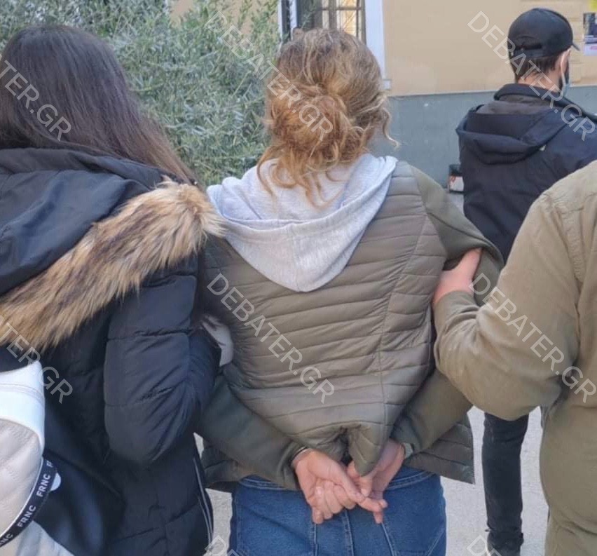 “Με συκοφαντούν, το παιδί μου κι εγώ πρέπει να είμαστε μαζί”, φώναζε η εικαστικός φεύγοντας από τον ανακριτή (pic)
