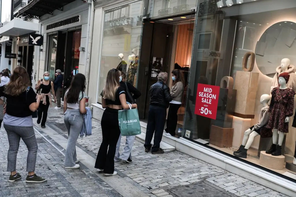 Ποιο ωράριο καταστημάτων θα ισχύσει από Δευτέρα – Τι αλλάζει για ανεμβολίαστους και τα rapid test