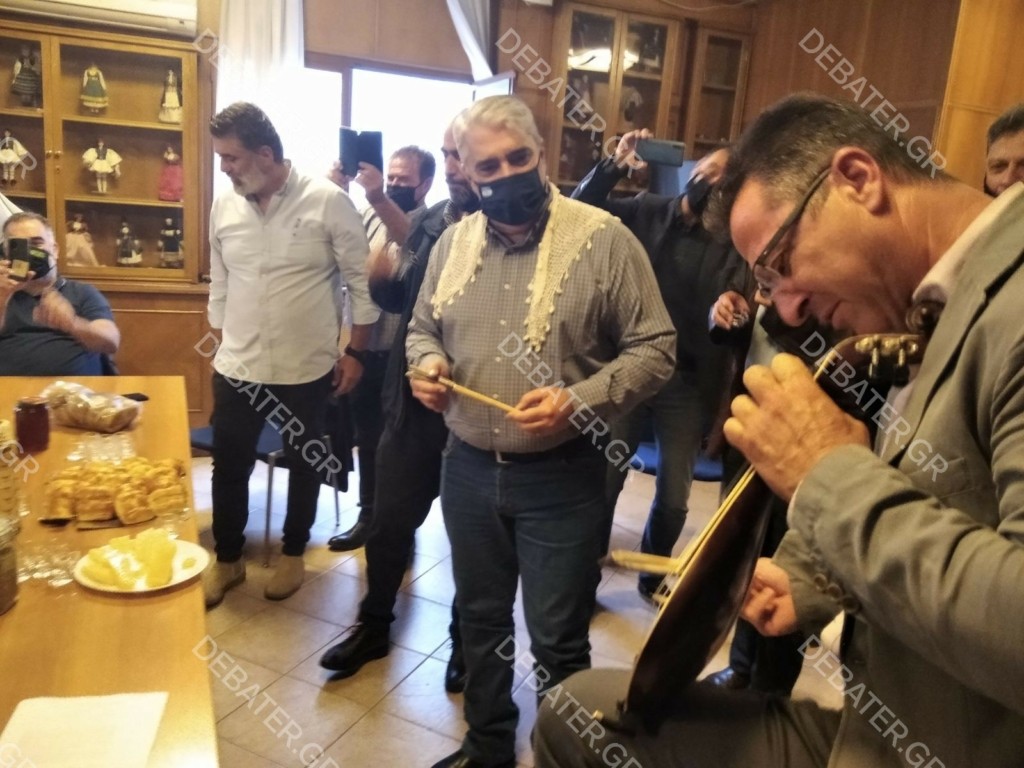 Με ρακί και μαντινάδες μπήκαν στο υπουργείο οι αγροτοκτηνοτρόφοι – Ένα σαρίκι και μαχαίρι το δώρο τους στον Κεδίκογλου (pics)