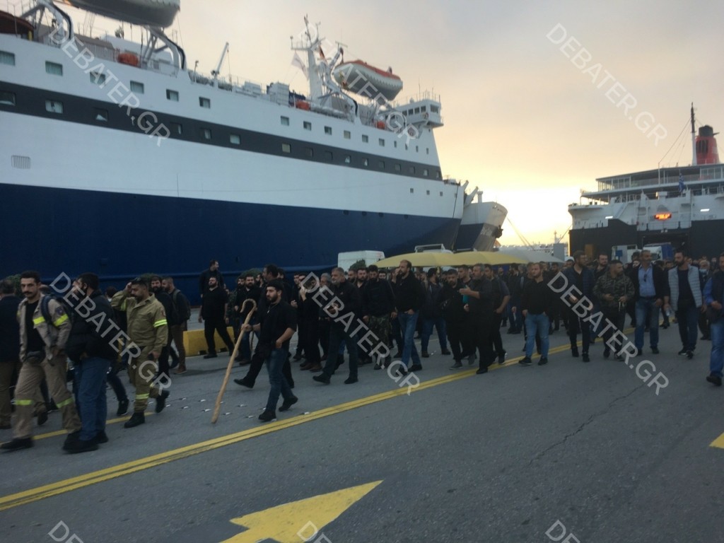 Έφτασαν στον Πειραιά οι πρώτοι αγροτοκτηνοτρόφοι από την Κρήτη για το συλλαλητήριο – Tι ζητούν (pics&vids)