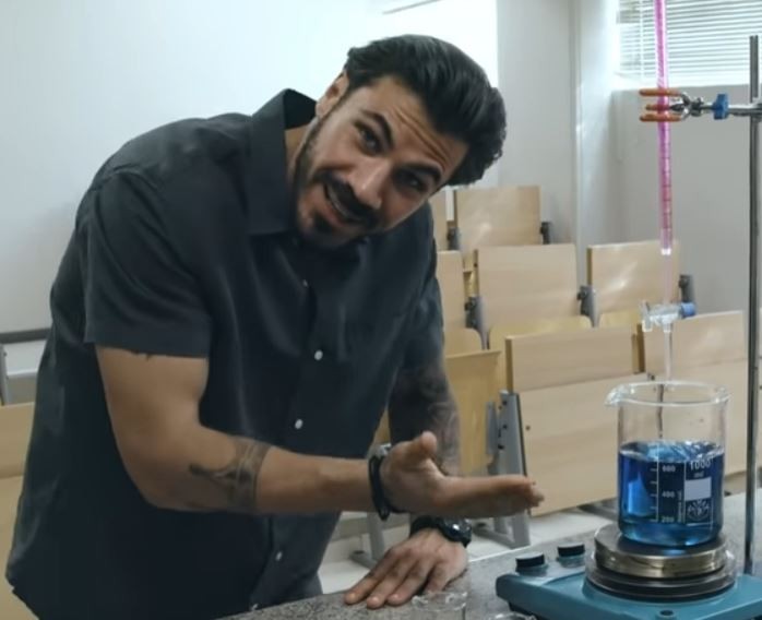 Ο Άκης Πετρετζίκης μίλησε για πρώτη φορά για τον γάμο του και τον γιο του