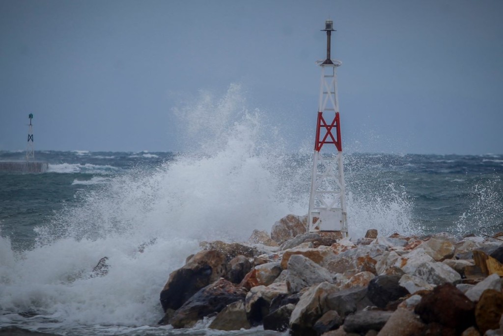 Βροχές, θυελλώδεις άνεμοι και σκόνη σήμερα Πέμπτη – Παραμένει ψηλά η θερμοκρασία