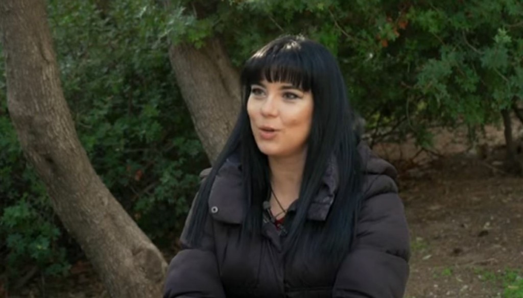 “Έκλεισε την πόρτα, μου όρμησε, ούρλιαζα, έκανα εμετό” – Συγκλονίζει η Άννα Τσουκαλά για τη σεξουαλική παρενόχληση