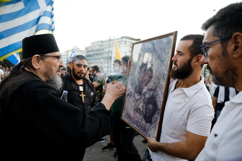 Τα απίστευτα “κόλπα” των αντιεμβολιαστών για να αποφύγουν το εμβόλιο – Κολλάνε επίτηδες τον κορονοϊό (vid)
