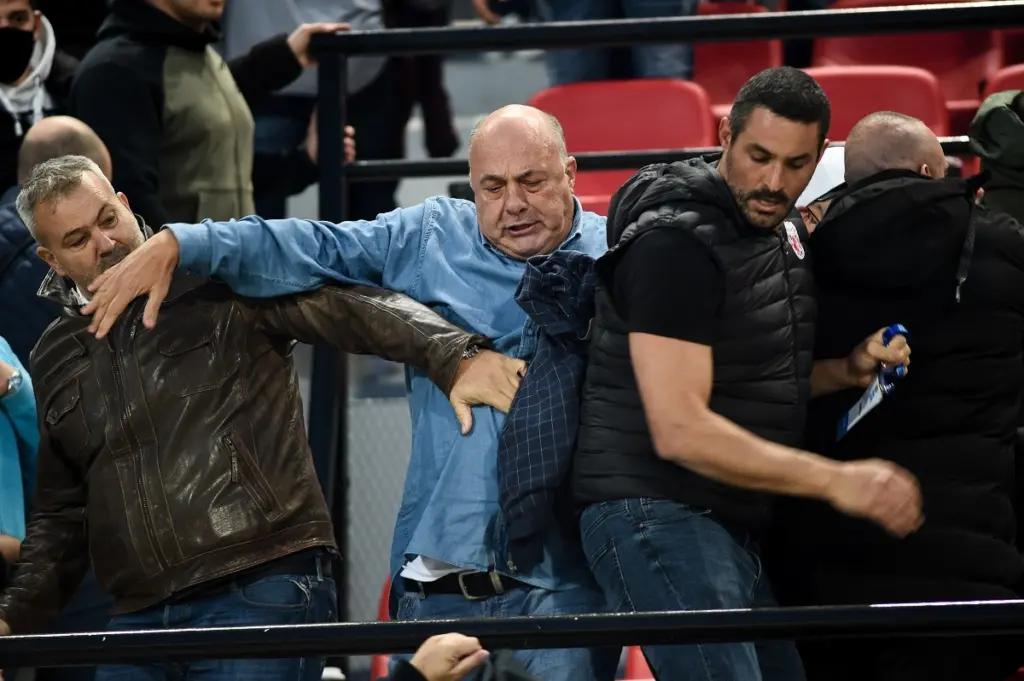 Εικόνες από τα επεισόδια στο Άρης-Βόλος – “Μαινόμενος” ο Αχιλλέας Μπέος