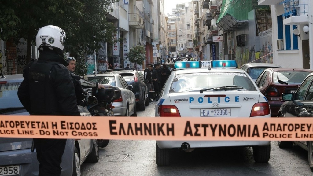 Ο μητροκτόνος είχε ταμπουρωθεί σπίτι του για να μην τον βρει η αστυνομία – Ανατριχίλα με όσα αντίκρισαν οι αστυνομικοί (vids)