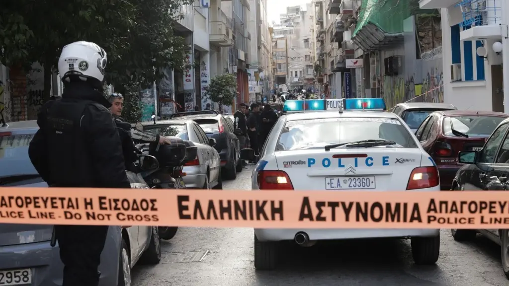 Ο μητροκτόνος είχε ταμπουρωθεί σπίτι του για να μην τον βρει η αστυνομία – Ανατριχίλα με όσα αντίκρισαν οι αστυνομικοί (vids)