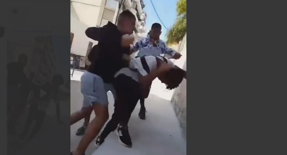 Οργή για τη συμμορία ανηλίκων στην Αθήνα – Σακάτευαν στο ξύλο μικρά παιδιά – Αποκαλυπτικά βίντεο