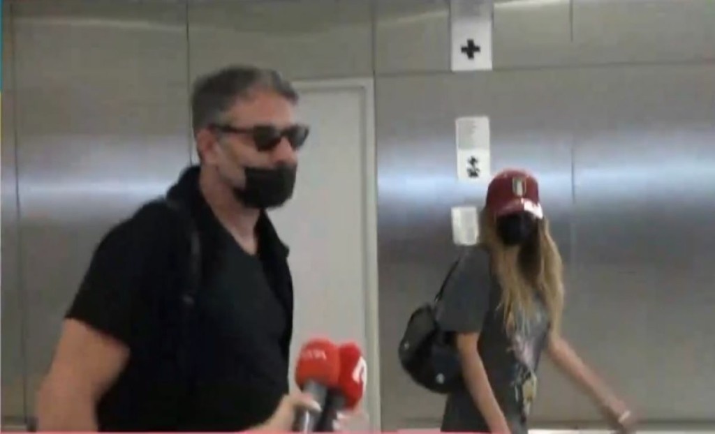 Δέσποινα Βανδή και Βασίλης Μπισμπίκης μαζί στο αεροδρόμιο – Τα πλάνα μετά την επιστροφή από τη Ρώμη (vid)