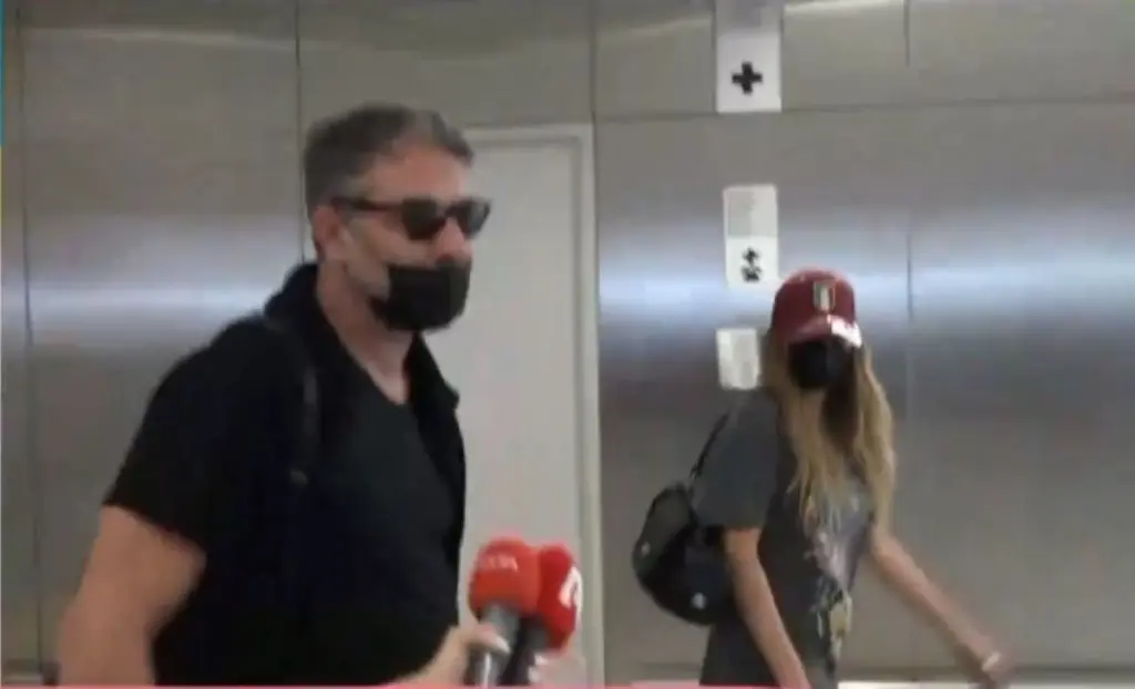 Δέσποινα Βανδή και Βασίλης Μπισμπίκης μαζί στο αεροδρόμιο – Τα πλάνα μετά την επιστροφή από τη Ρώμη (vid)