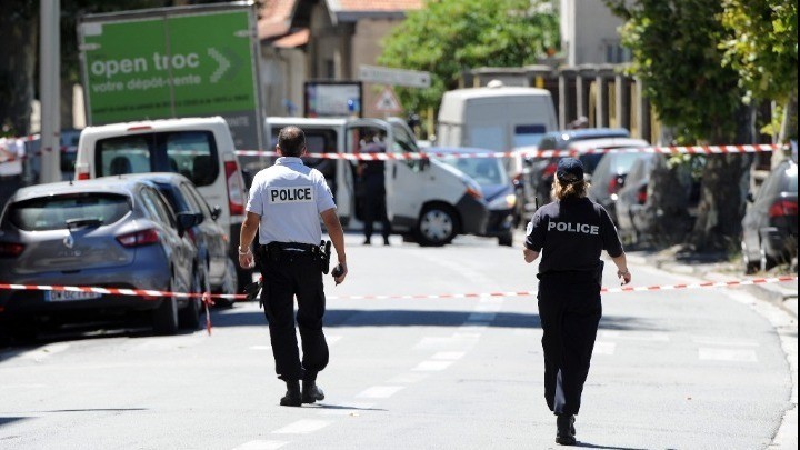 Αλγερινός ο άνδρας που μαχαίρωσε αστυνομικό στις Κάννες – Έρευνα για τρομοκρατικό “χτύπημα”