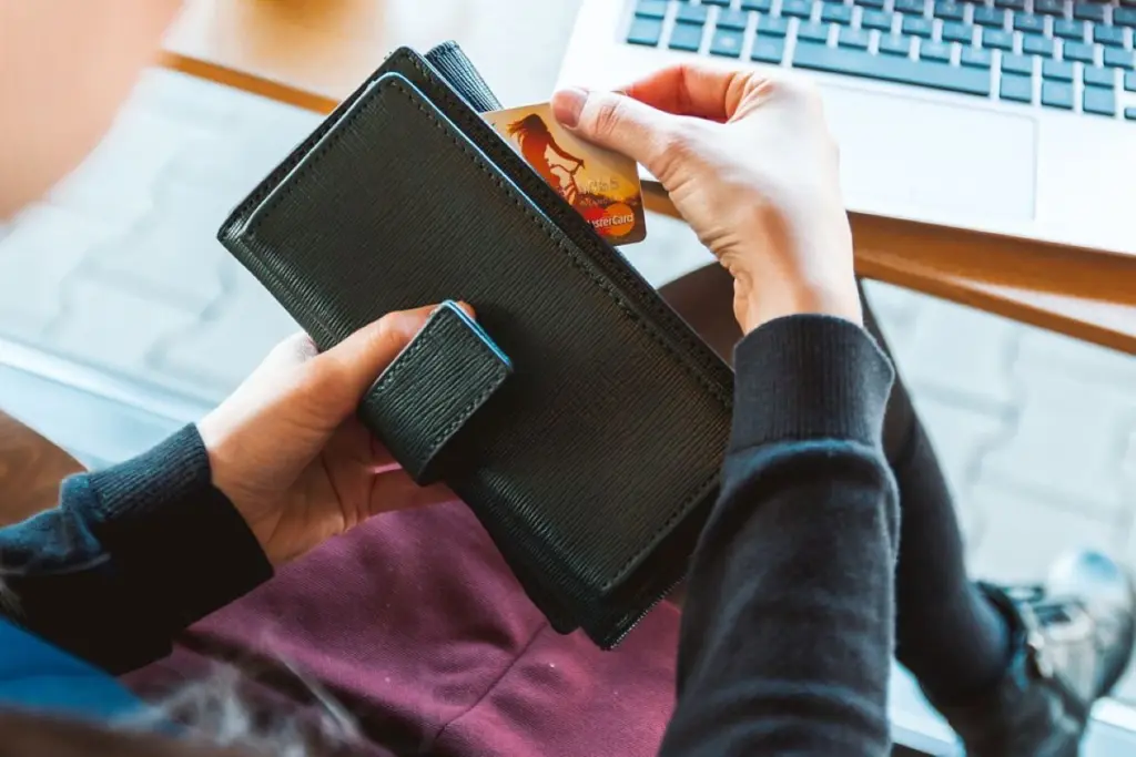 Της ξάφρισε 12.000 ευρώ η φίλη της κόρης της – Πως αποκαλύφθηκε η πλεκτάνη