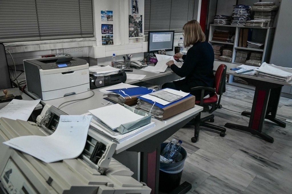 “Λαβράκια” έβγαλαν οι έλεγχοι της ΑΑΔΕ – Πώς εταιρεία με κινητά “έκρυβε” 89 εκατομμύρια