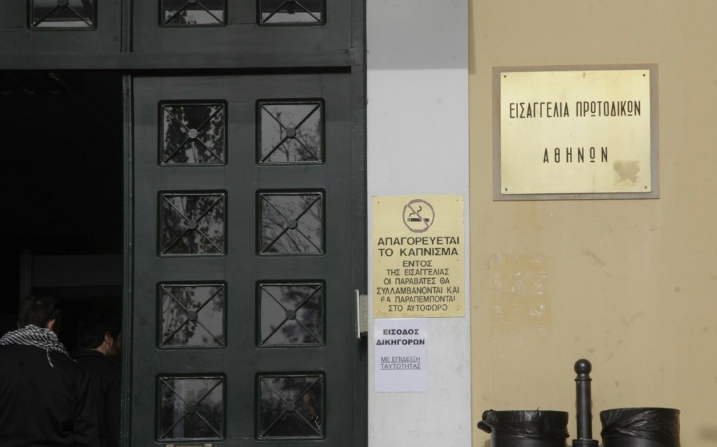 Παρέμβαση εισαγγελέα για τα “ντου” οργανωμένων ομάδων αντιεμβολιαστών για να εμποδίσουν διασωληνώσεις
