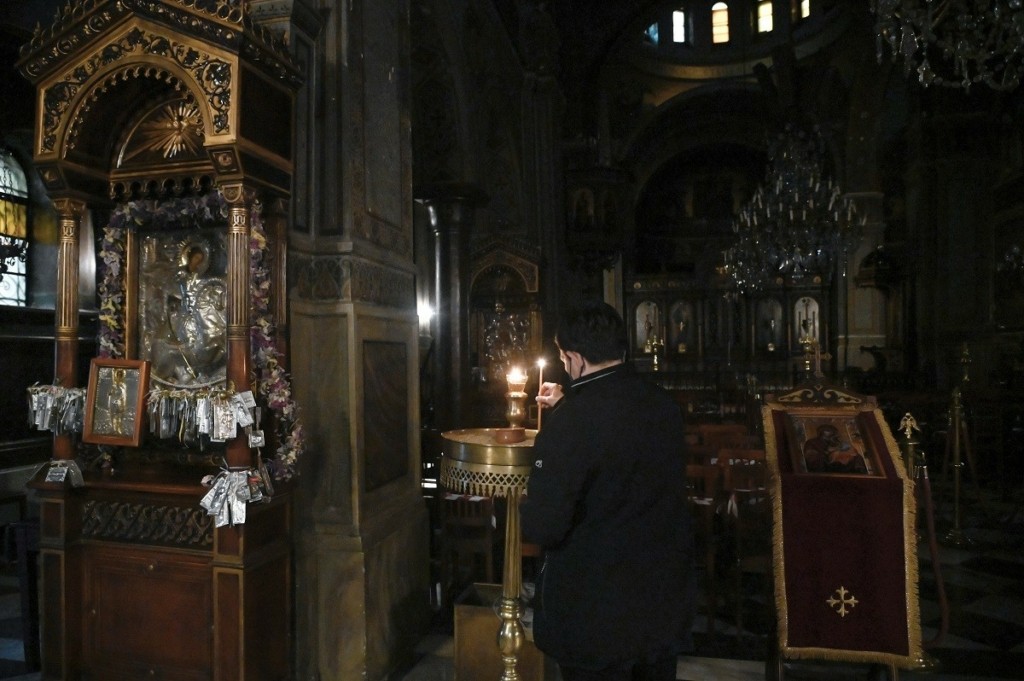 Η εκκλησία νίπτει τας χείρας της – “Δεν μπορούμε να ελέγχουμε την είσοδο των πιστών στους ναούς”