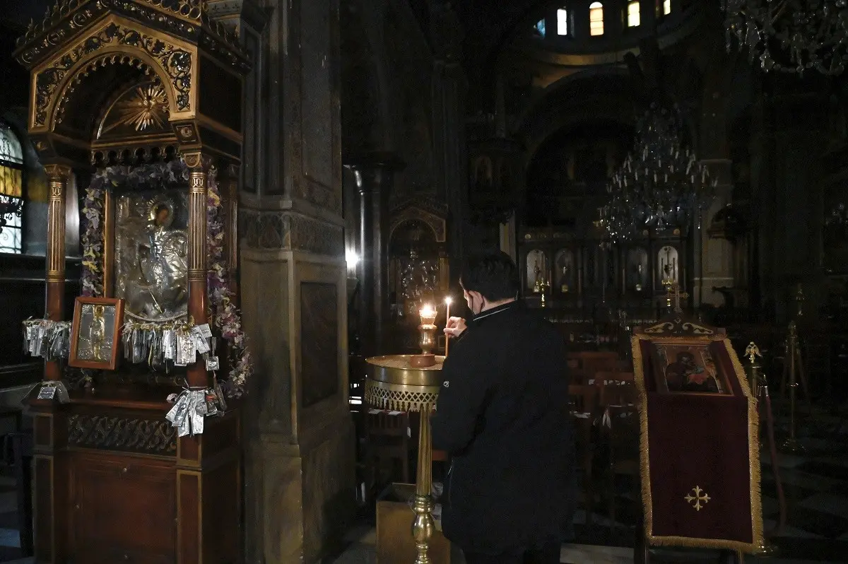 Η εκκλησία νίπτει τας χείρας της – “Δεν μπορούμε να ελέγχουμε την είσοδο των πιστών στους ναούς”