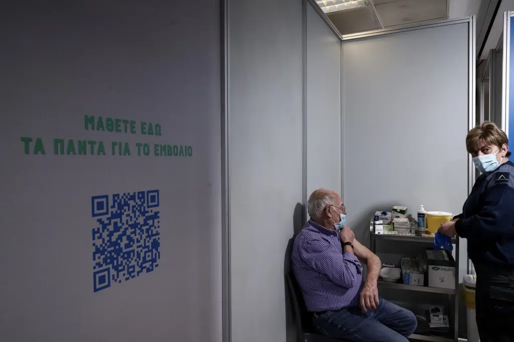 Σχεδόν 600.000 πολίτες άνω των 60 δεν έχουν εμβολιαστεί – “Καμπανάκι” κινδύνου από τον Άκη Σκέρτσο