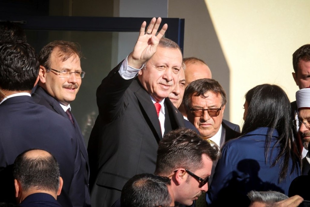 Άρχισε το κυνήγι στην Τουρκία για όσους “έβγαλαν” τον Ερντογάν νεκρό (vids)