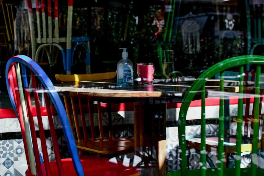 Τα νέα μέτρα φέρνουν ανατροπές στην καθημερινότητα – Αλλαγές ωραρίου καταστημάτων και “μπλόκο” σε ανεμβολίαστους