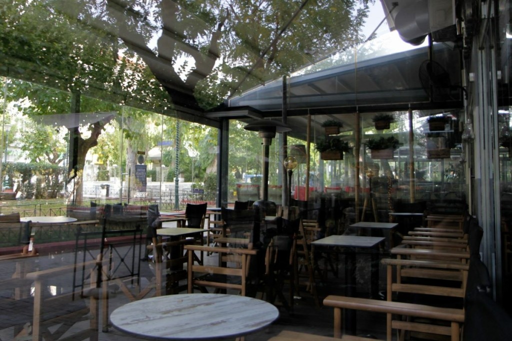 Οριστικό “μπλόκο” από την εστίαση εξετάζει η κυβέρνηση για τους ανεμβολίαστους