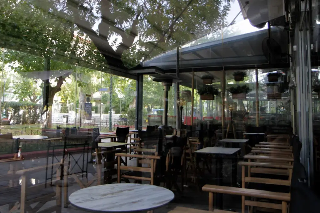 Οριστικό “μπλόκο” από την εστίαση εξετάζει η κυβέρνηση για τους ανεμβολίαστους