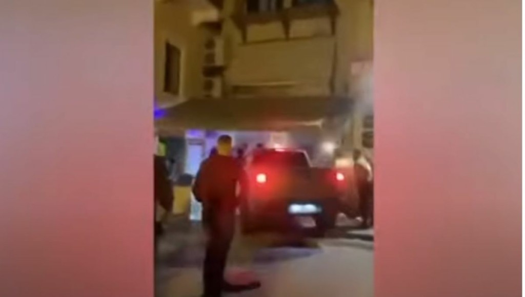 Παράνοια στο Ρέθυμνο – Πήγε να εισβάλλει με αγροτικό σε μπαρ επειδή του ζήτησαν πιστοποιητικό εμβολιασμού (vid)