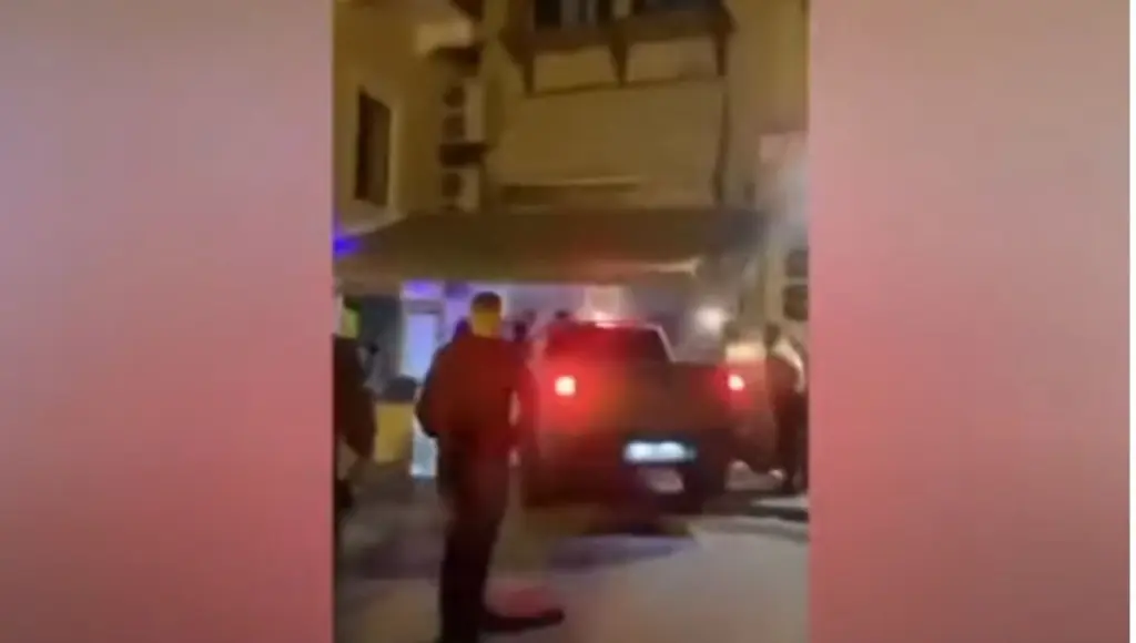 Παράνοια στο Ρέθυμνο – Πήγε να εισβάλλει με αγροτικό σε μπαρ επειδή του ζήτησαν πιστοποιητικό εμβολιασμού (vid)