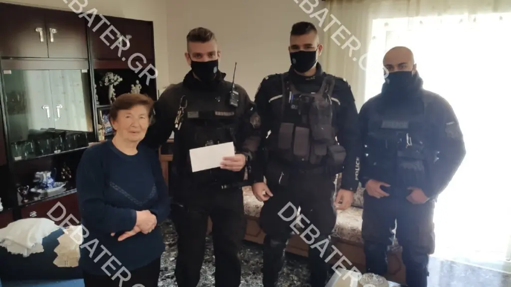 Άνδρες της αστυνομίας μάζεψαν χρήματα για να στηρίξουν ηλικιωμένο ζευγάρι που έπεσε θύμα ληστείας (pics)