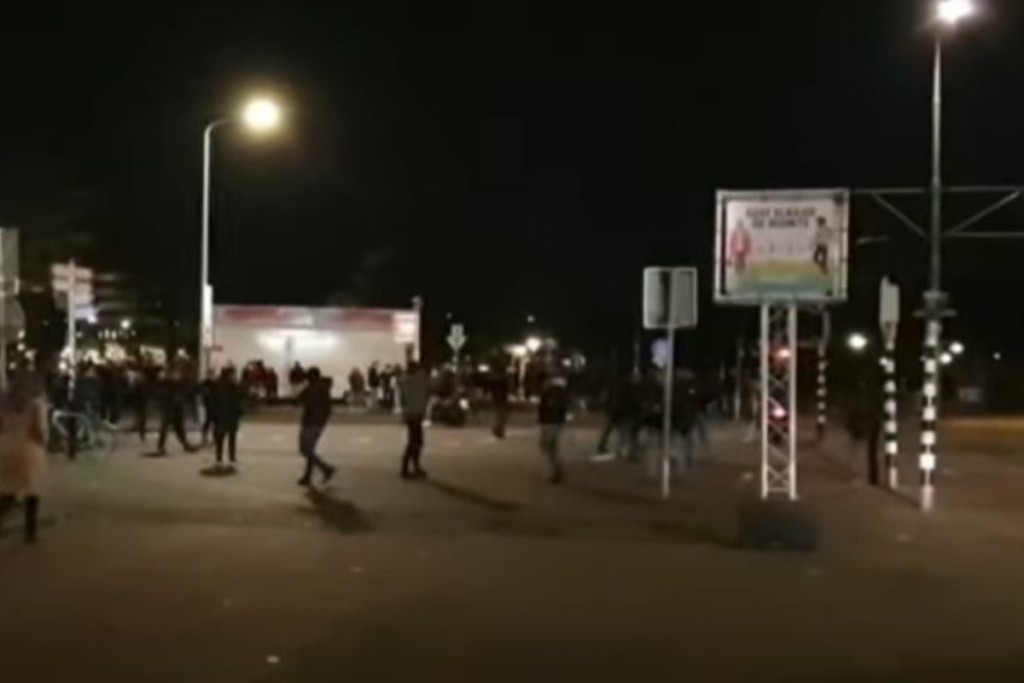 Συγκρούσεις αστυνομίας και διαδηλωτών μετά την ανακοίνωση της επαναφοράς μερικού lockdown στην Ολλανδία (vid)