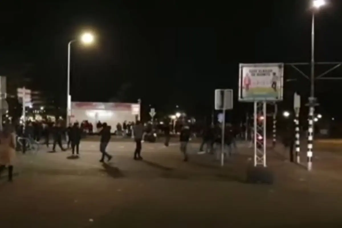 Συγκρούσεις αστυνομίας και διαδηλωτών μετά την ανακοίνωση της επαναφοράς μερικού lockdown στην Ολλανδία (vid)