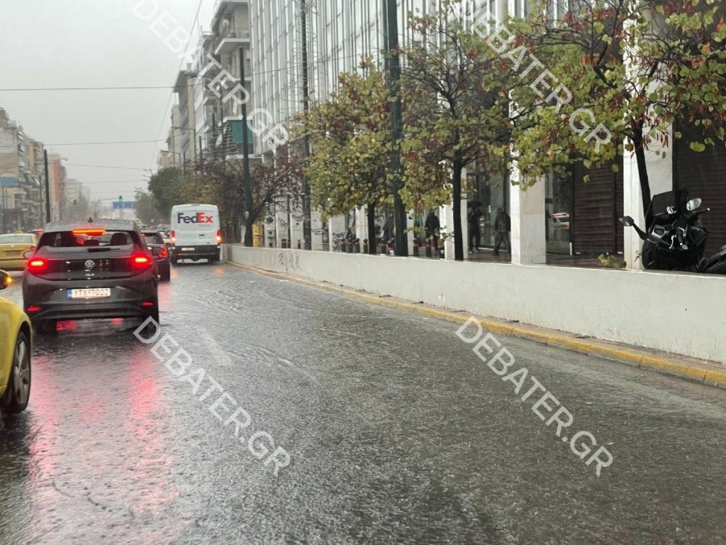 Άνοιξαν οι ουρανοί στην Αττική – Πλημμυρισμένοι δρόμοι παντού και πεσμένα δέντρα
