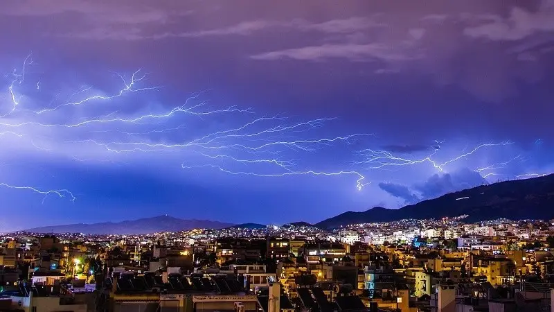 Κακοκαιρία με βροχές και καταιγίδες την Τρίτη σε όλη τη χώρα