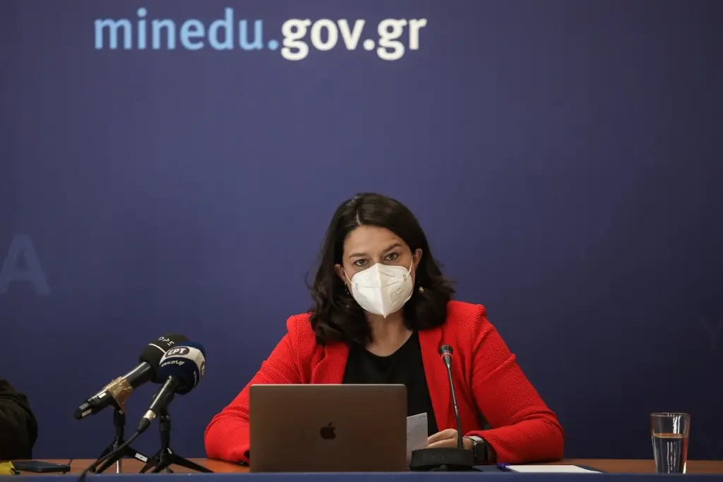 “Προτεραιότητα να μην κλείσουν τα σχολεία” ξεκαθαρίζει η Κεραμέως – “Λυπηρή η ανάρτηση Μόσιαλου”
