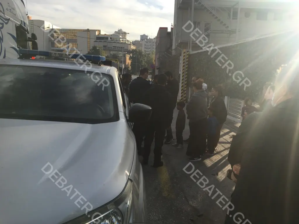 Ένταση με συγγενείς της 8χρονης έξω από το εργοστάσιο όπου βρήκε φρικτό θάνατο (vids)