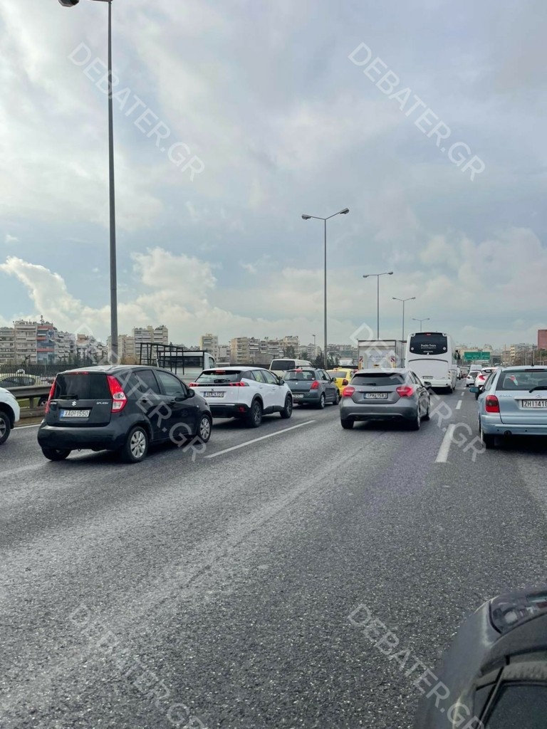 Κίνηση ΤΩΡΑ – Μποτιλιάρισμα χιλιομέτρων στον Κηφισό λόγω τροχαίων (vids)