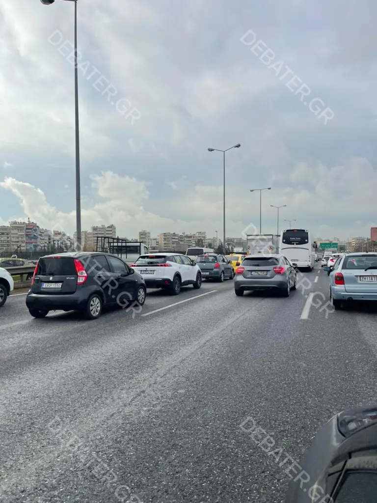 Κίνηση ΤΩΡΑ – Μποτιλιάρισμα χιλιομέτρων στον Κηφισό λόγω τροχαίων (vids)