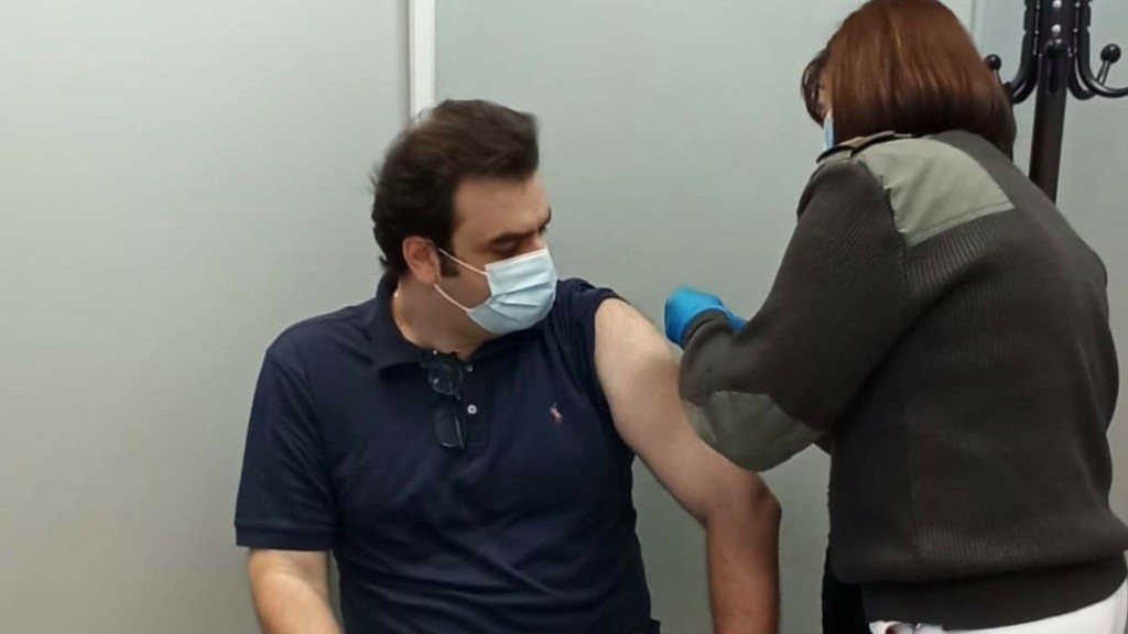 Ο Κυριάκος Πιερρακάκης έκανε την τρίτη δόση του εμβολίου – Το μήνυμα που έστειλε