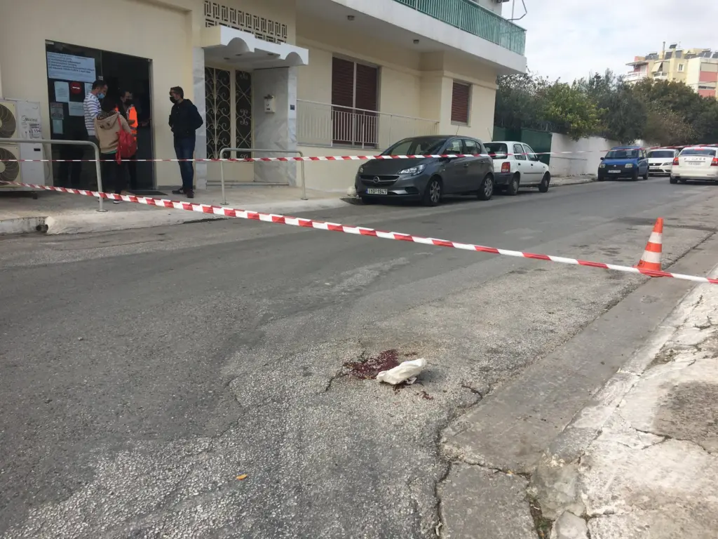 Βίντεο ντοκουμέντο – Η στιγμή που πυροβολούν τον άντρα έξω από τα ΚΕΠ στο Κορωπί